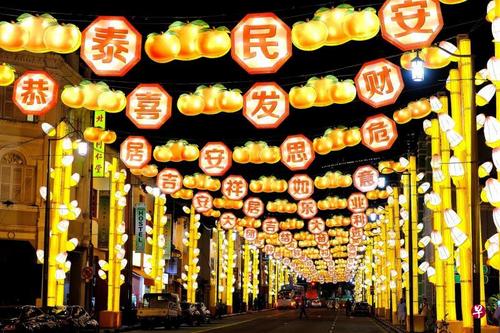中國僑網(wǎng)牛車水燈飾賀詞出現(xiàn)“安居樂業(yè)”和“團結(jié)奮進”等成語,,一些公眾感到不解,。主辦方則指出,配合“全民保家安民計劃”的推行,,這些“非喜慶”的祝語體現(xiàn)增進感情及和諧的主題,。(新加坡《聯(lián)合早報》/曾坤順 攝)