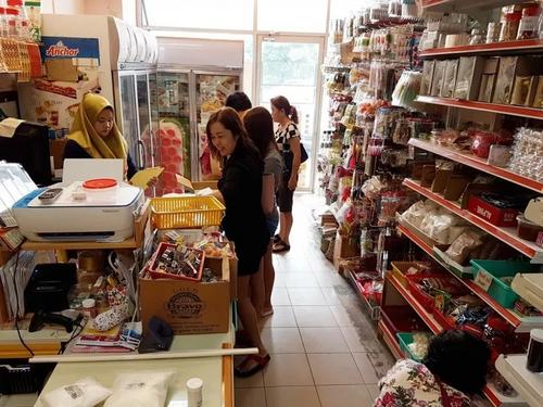 中國僑網(wǎng)新春腳步近,,烘培材料店也步入銷售高峰期,。(馬來西亞《星洲日報》)