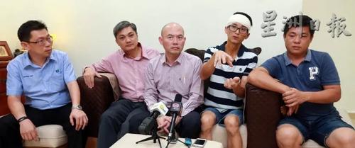 中國僑網(wǎng)黃耀明(右二)澄清,他并非撞后逃,,而是要在最短時間內(nèi)前往警局報案,他希望目擊者挺身成為他的證人,。(馬來西亞《星洲日報》)