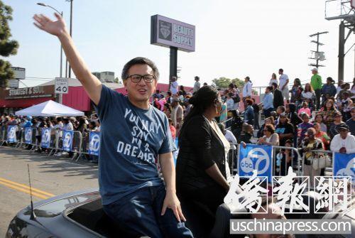 中國僑網(wǎng)資料圖:美國加州州長選舉惟一華裔候選人江俊輝,,在游行隊伍中向觀眾揮手致意,。(美國《僑報》/邱晨 攝)