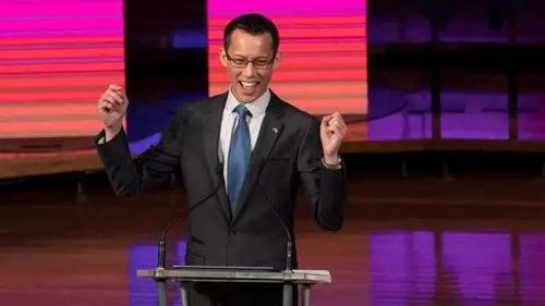 中國僑網(wǎng)華裔數(shù)學老師Eddie Woo發(fā)表國慶日演講,。(澳洲網(wǎng))
