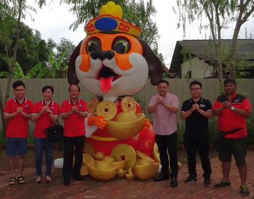 中國僑網(wǎng)可愛的“旺旺旺”吐露小舌,,手捧元寶向市民拜年來了,。(馬來西亞《星洲日報》)