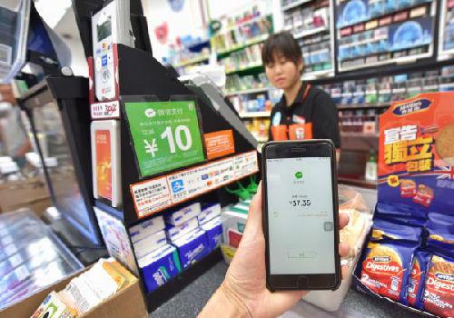 中國僑網(wǎng)資料圖:一名顧客在香港7-Eleven便利店體驗(yàn)使用微信支付并獲得優(yōu)惠,。(新華社)