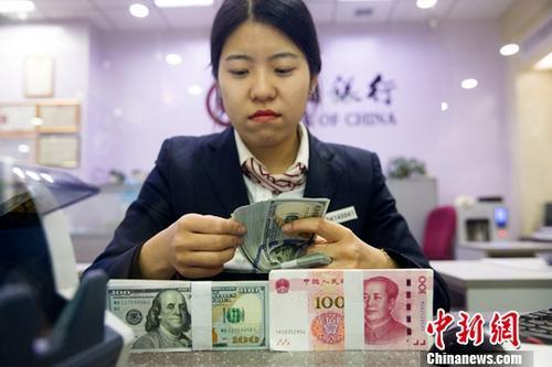 中國僑網(wǎng)資料圖:銀行工作人員清點(diǎn)貨幣,。中新社記者 張云 攝