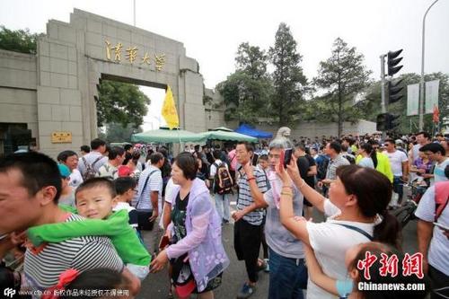 中國僑網(wǎng)資料圖:清華大學暑假變?yōu)槁糜尉包c,,門前游客摩肩接踵。