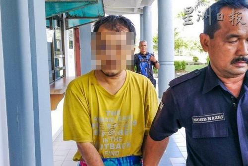 中國僑網(wǎng)涉嫌猥褻7歲女童的華裔男子再次被押送至雙溪大年法庭,。(馬來西亞《星洲日報》)