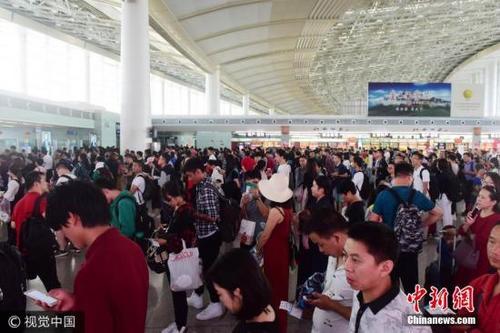 中國僑網(wǎng)資料圖:旅客在機場候機。 蒙鐘德 攝 圖片來源:視覺中國