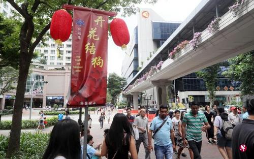 中國僑網(wǎng)雅柏廣場“開花結(jié)狗”創(chuàng)意新年賀詞,,再引起人們議論創(chuàng)意祝語的限度,。(新加坡《聯(lián)合早報》/吳偉國 攝)