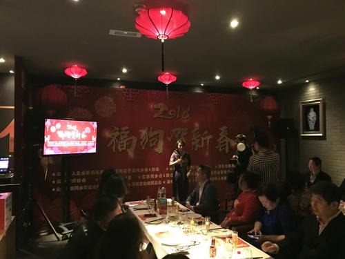 中國僑網(wǎng)2月4日晚,,由英國華人企業(yè)家俱樂部牽頭,16家社團聯(lián)合舉辦的旅英華僑華人春節(jié)晚宴在倫敦舉行,。(《歐洲時報》/陳述 攝)