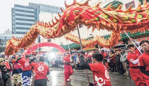 中國僑網(wǎng)2018伯明翰華人新春慶?;顒訉⒂?月15日(年三十)正式啟動,。圖為2017年新春活動中的舞龍表演。(《歐洲時報》)