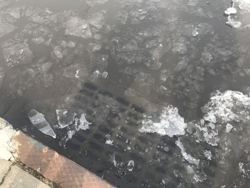 中國僑網(wǎng)鮑威爾科夫大道一經(jīng)雨雪后,,周邊地區(qū)變成澤國,,天冷后積水都凍成冰路。(美國《世界日報》/牟蘭 攝)