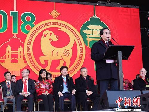 中國僑網(wǎng)2月18日,,一年一度的英國倫敦春節(jié)慶典在倫敦市中心特拉法加廣場隆重舉行,。這是亞洲以外地區(qū)規(guī)模最大的春節(jié)慶典活動,也是英國每年的特色活動之一,,深受在英華人華僑和當?shù)孛癖姷南矏?,今次為連續(xù)舉辦第16年,。圖為國務院僑辦副主任譚天星在典禮開幕式上致辭。 中新社記者 張平