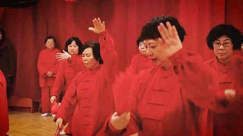 中國僑網(wǎng)長青俱樂部打太極拳的華人老一輩,。(《歐洲時報》西班牙版微信公眾號援引西班牙《國家報》圖片)