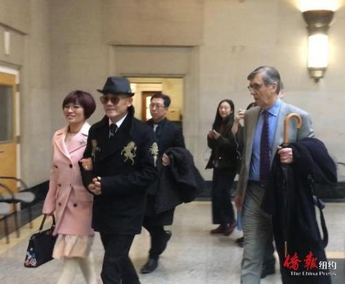 中國僑網(wǎng)周立波攜妻子胡潔在辯護律師(右一)的陪同下進(jìn)入法庭(美國《僑報》/張晶 攝)