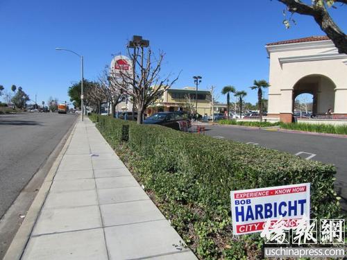 中國僑網(wǎng)亞市華人居民們曾在一個小廣場前插上20面助選名牌紙旗,,如今只剩一面,。(美國《僑報》/翁羽 攝)