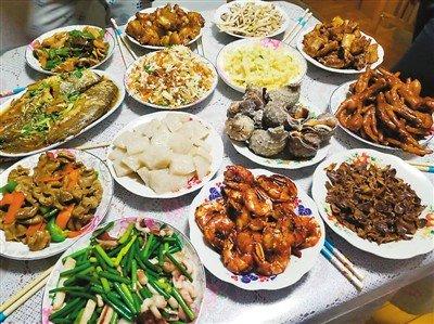 中國(guó)僑網(wǎng)這是單靜家的年夜飯,。在留學(xué)時(shí),,她很想念“媽媽的味道”,,但在海外幾乎沒(méi)有機(jī)會(huì)吃到自己最愛(ài)的家鄉(xiāng)菜,。今年春節(jié)回家過(guò)年,,單靜和媽媽一起準(zhǔn)備了一桌頗有特色的海鮮年夜飯,,與家人一起度過(guò)了一個(gè)難得愉快的除夕夜,。熟悉的菜肴,、熟悉的味道是令單靜在異國(guó)他鄉(xiāng)也難以忘懷的“家的味道”,,而家也是給予她無(wú)限溫暖與勇氣的地方,。