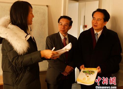 中國僑網(wǎng)當?shù)貢r間2月24日,,正在比利時訪問的中國國務(wù)院僑務(wù)辦公室副主任譚天星走訪布魯塞爾中文學(xué)校,。他稱贊辦好海外中文學(xué)?;菁白訉O后代,,勉勵師生“把根留住”,。圖為譚天星(右一)、布魯塞爾中文學(xué)校創(chuàng)始人夏廷元(圖中)與老師一起交流華文教材情況,。德永健 攝