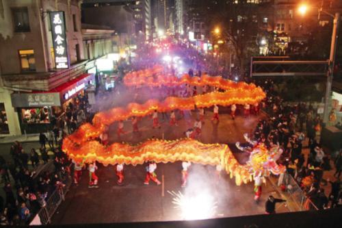 中國僑網(wǎng)舊金山市大巡游的數(shù)十米長龍。(美國《世界日報》記者李晗/攝影)