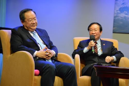 中國(guó)僑網(wǎng)陳熾(右)給出五個(gè)建議助婚姻綠卡申請(qǐng)者事半功倍,。(美國(guó)《世界日?qǐng)?bào)》記者牟蘭/攝影)