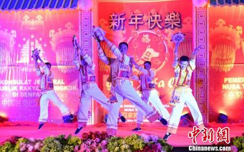 中國僑網(wǎng)由中國駐印尼登巴薩總領(lǐng)館與印尼東努省政府聯(lián)合舉辦的2018年新春慶祝晚會,,25日晚在印尼東努省會古邦市政府禮堂舉行。中國云南省藝術(shù)團與印尼東努省演員同臺獻藝,,精彩演出贏得陣陣掌聲,。 中國駐印尼登巴薩總領(lǐng)館 供圖