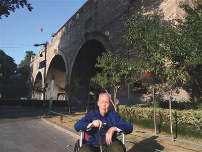 中國(guó)僑網(wǎng)晚年李高山在南京老城墻前留影。家屬供圖