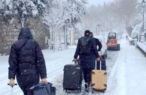中國僑網(wǎng)中國游客跟著鏟雪車走出被大雪封路的意大利山村小鎮(zhèn),。(意大利歐聯(lián)網(wǎng) 資料圖)