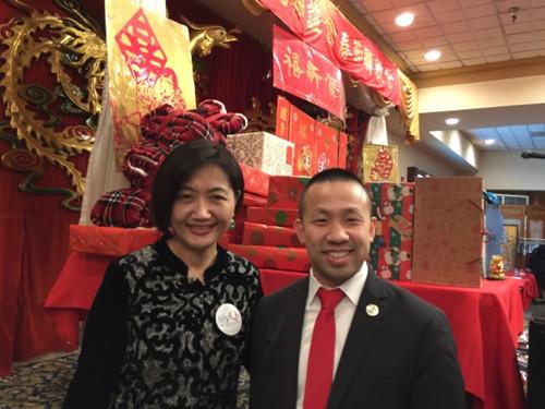 中國僑網(wǎng)州眾議會議員林力圖和代表蒙郡參選州眾議員的齊麗麗(左)表達(dá)對教育,、強(qiáng)化校園安全的看法。(美國《世界日報》特派員/許惠敏 攝)