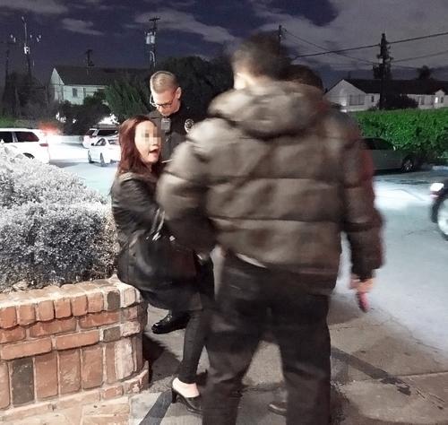 中國僑網(wǎng)亞市搶劫案華人女性受害人頭皮被擦破,,腳也在拉扯中受了傷,頭頂腫了起來,。(美國《世界日報》)