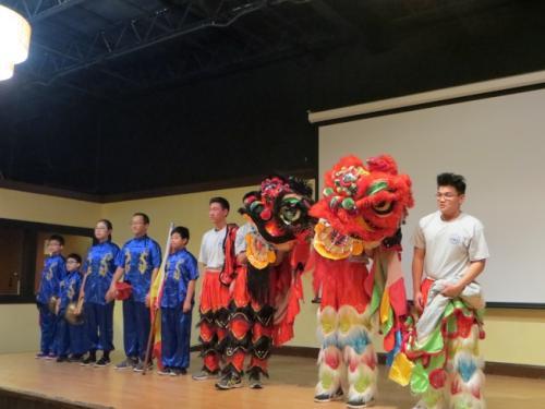 中國(guó)僑網(wǎng)舞獅隊(duì)成員身手矯健,。(美國(guó)《世界日?qǐng)?bào)》記者周密/攝影)