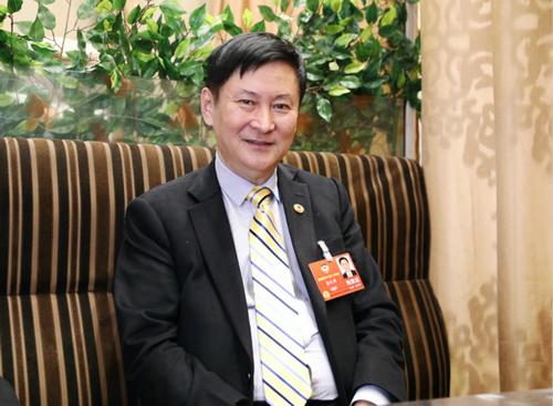 中國(guó)僑網(wǎng)歐洲上海社團(tuán)聯(lián)合會(huì)會(huì)長(zhǎng)龔禮明接受記者采訪,。(圖片來(lái)源:歐洲時(shí)報(bào)特約記者李雪峰 攝)