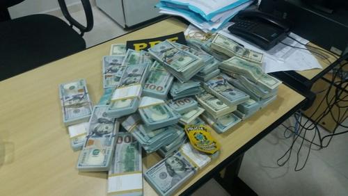 中國僑網(wǎng)圖為警方查獲的錢款,。(南美僑報網(wǎng))