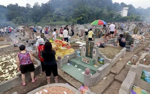 中國僑網清明節(jié)是后人追思的日子,各家各戶一早就準備好各種祭品到先人墳前掃墓。(馬來西亞《星洲日報》檔案照)