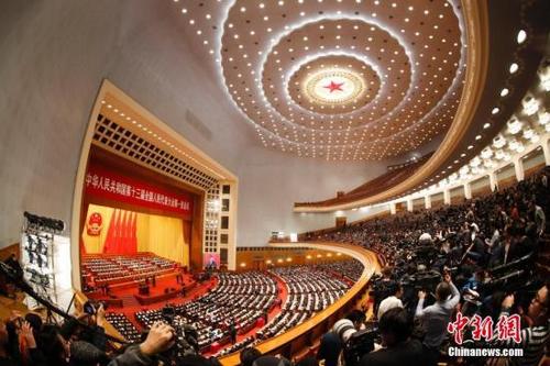 中國僑網(wǎng)3月11日下午,,十三屆全國人大一次會(huì)議在北京人民大會(huì)堂舉行第三次全體會(huì)議,,表決通過《中華人民共和國憲法修正案》。 中新社記者 杜洋 攝