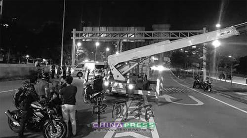 中國僑網(wǎng)車禍現(xiàn)場。(馬來西亞《中國報(bào)》)