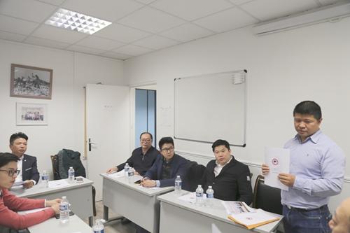 中國僑網(wǎng)法國外籍兵團(tuán)退伍華人協(xié)會秘書長徐大玉主持籌備會。(《歐洲時(shí)報(bào)》)