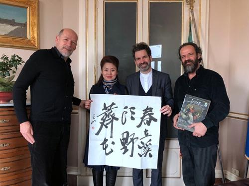 中國僑網萊切市市長與侯玉霞(左2)一行,。(中法藝術交流協(xié)會供圖)