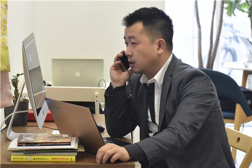中國(guó)僑網(wǎng)工作中的衛(wèi)鐵