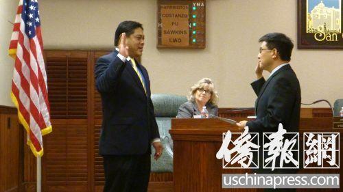 中國僑網(wǎng)資料圖:2015年卜君毅(左)進(jìn)行市長就職儀式。(美國《僑報》/高睿 攝)
