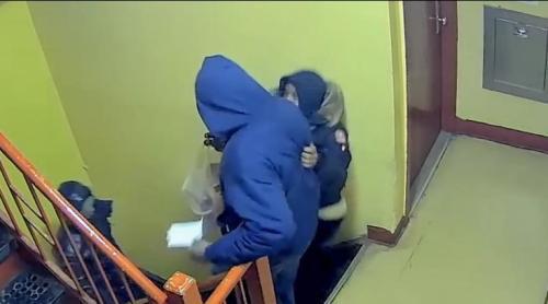 中國僑網(wǎng)監(jiān)控錄像顯示,,外賣郎被持槍男子截住。(美國中文網(wǎng))