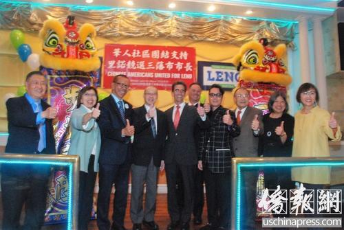 中國僑網(wǎng)與會嘉賓對于里諾當(dāng)選舊金山市長充滿信心,一起豎起大拇指為他打氣,。(美國《僑報》/吳卓明 攝)