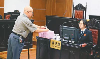 中國僑網(wǎng)青田縣于2015年12月起試行人民觀察調(diào)解團(tuán)制度,,聘請海外僑領(lǐng)擔(dān)任人民調(diào)解員,。圖為觀調(diào)團(tuán)成員陳耀東將自己的表決票投入票箱。季 苗攝