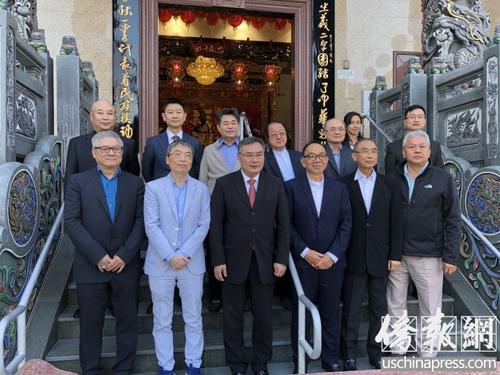 中國(guó)僑網(wǎng)張平總領(lǐng)事走訪南加州潮州會(huì)館。(美國(guó)《僑報(bào)》/夏嘉 攝)