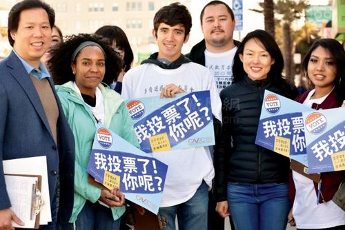 中國僑網(wǎng)市長候選人金貞妍(右二)加入李志威(左一)及舊金山州大學(xué)生的行列,,在日落區(qū)爭取更多居民登記為選民,。(美國《世界日報(bào)》/李秀蘭 攝)
