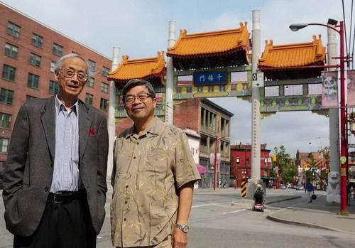 中國僑網韋業(yè)祖(左)與葉承基在唐人街,。(加拿大《環(huán)球華報》)