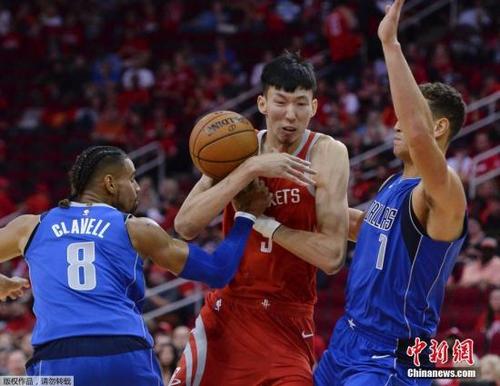 中國僑網(wǎng)資料圖,,NBA常規(guī)賽休斯頓火箭隊迎來新賽季主場揭幕戰(zhàn),周琦在防守端摘下3個籃板并送出一個爆扣,,幫助球隊以107-91擊敗對手,。