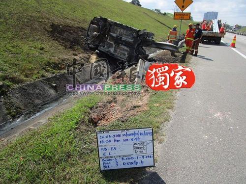 中國僑網(wǎng)工作人員找人移開肇事車。(馬來西亞《中國報》)