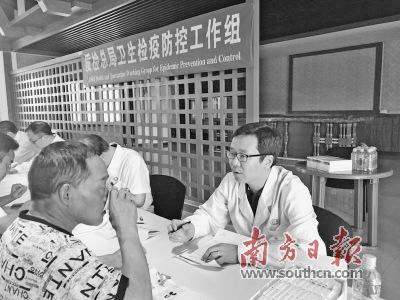 中國(guó)僑網(wǎng)在贊比亞的18天時(shí)間里,,包括汪海波在內(nèi)的衛(wèi)生檢疫工作人員,,深入到疫區(qū)范圍內(nèi)中資企業(yè)的園區(qū)、礦山,、工地,,共為中資企業(yè)員工逾4000人接種疫苗,。受訪者供圖
