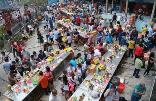 中國僑網(wǎng)去義山祭掃的華裔民眾,。(馬來西亞《星洲日報(bào)》圖片)