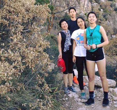 中國僑網(wǎng)黃仕霞(左一)說因女兒李丹婷(左三)一通電話,,從德州前往紐約的故事,只是做了所有母親都會(huì)做的事情,。(美國《世界日報(bào)》/黃仕霞提供)