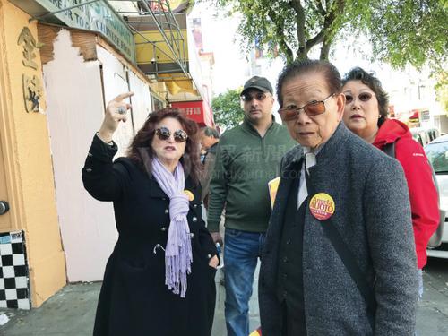 中國(guó)僑網(wǎng)舊金山市長(zhǎng)候選人阿里奧圖(左一)走訪列治文區(qū)新華埠,,看見許多空鋪,承諾當(dāng)選后改善,。(美國(guó)《世界日?qǐng)?bào)》/李秀蘭 攝)